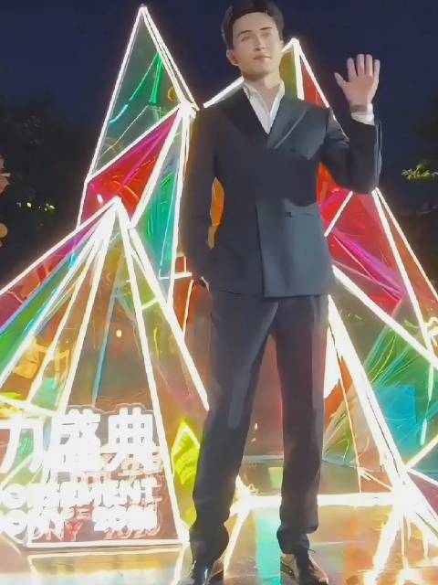 高伟光穿西装，衣服在沾他的光