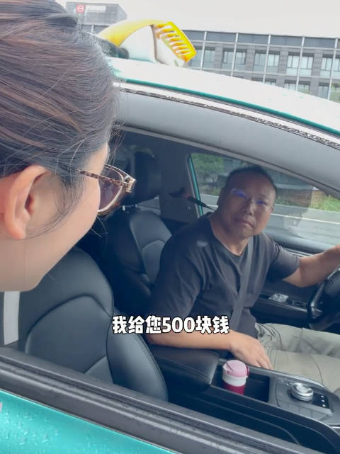 花500元请出租车司机教开车一天，老司机经验值得学
