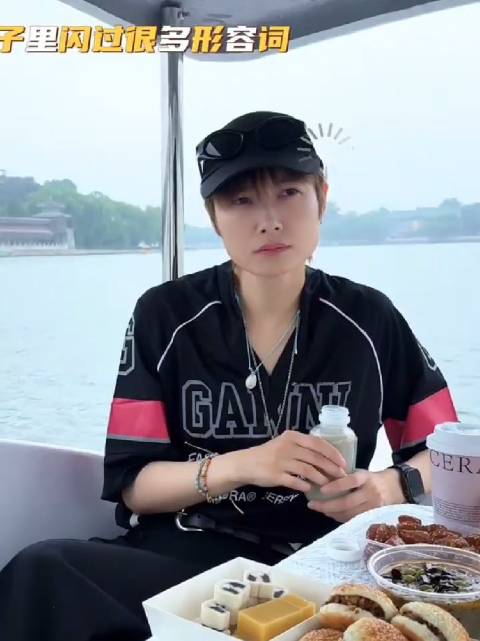 李宇春喝北京豆汁完全不吃压力，不愧是喜欢吃 西湖醋鱼的女人