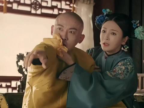 笑死了，皇上估计想要张嘴说诛魏璎珞九族，皇后假装擦血实则是在捂嘴