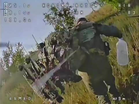 俄军挂满FPV狂奔遭乌军无人机精准打击