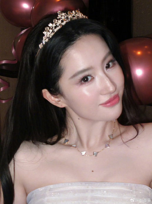刘亦菲生日大片中宠物犬蛋糕有什么特殊意义？