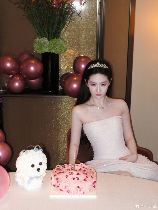 39岁刘亦菲生日大片惊艳全网，逆生长公主造型美到犯规