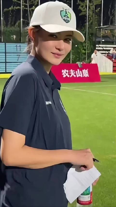 女足“高圆圆”杜柯萱的抽象时刻！