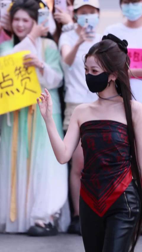 不心动挑战！你能撑几秒！这几日的欣欣子太美辣 cr.logo