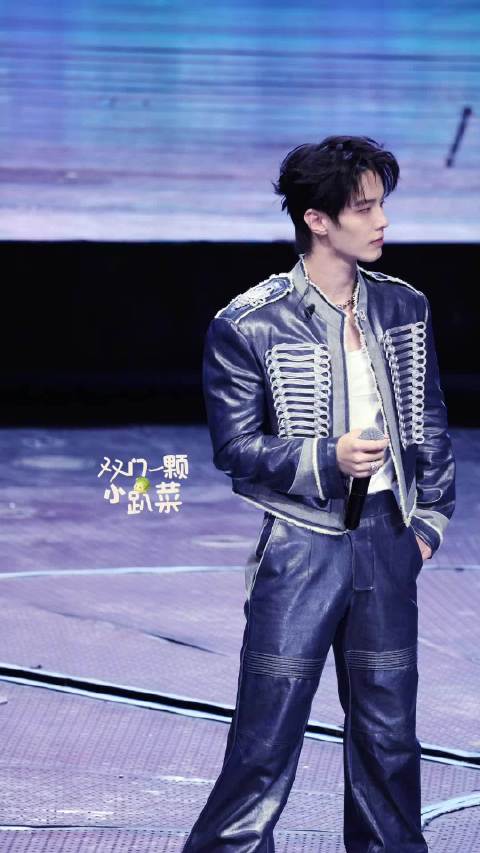 快来查收来自何与今日限定拍照姿势～小兔耳朵、戳脸、托脸颊
