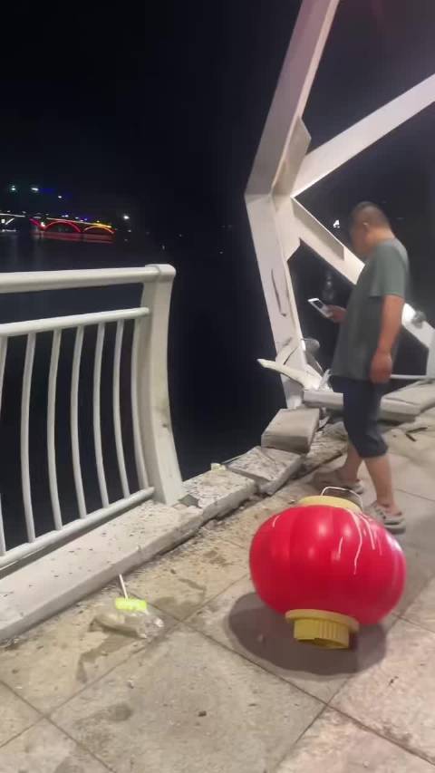 信阳西关桥玛莎拉蒂凌晨坠河，3人已被捞起