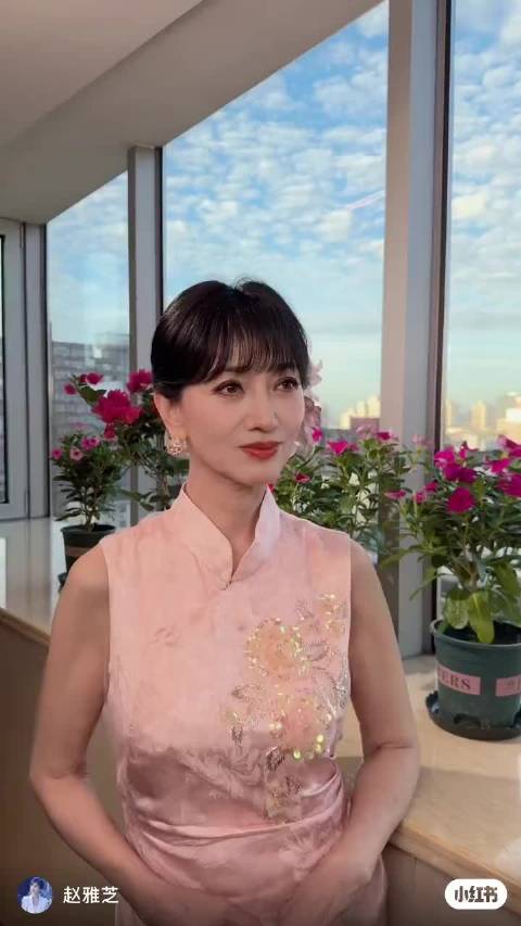 赵雅芝头戴杜鹃或百合花，粉丝赞好看