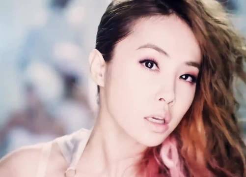 你问我为什么看不上现在的女歌手？谁让我出生在15年前