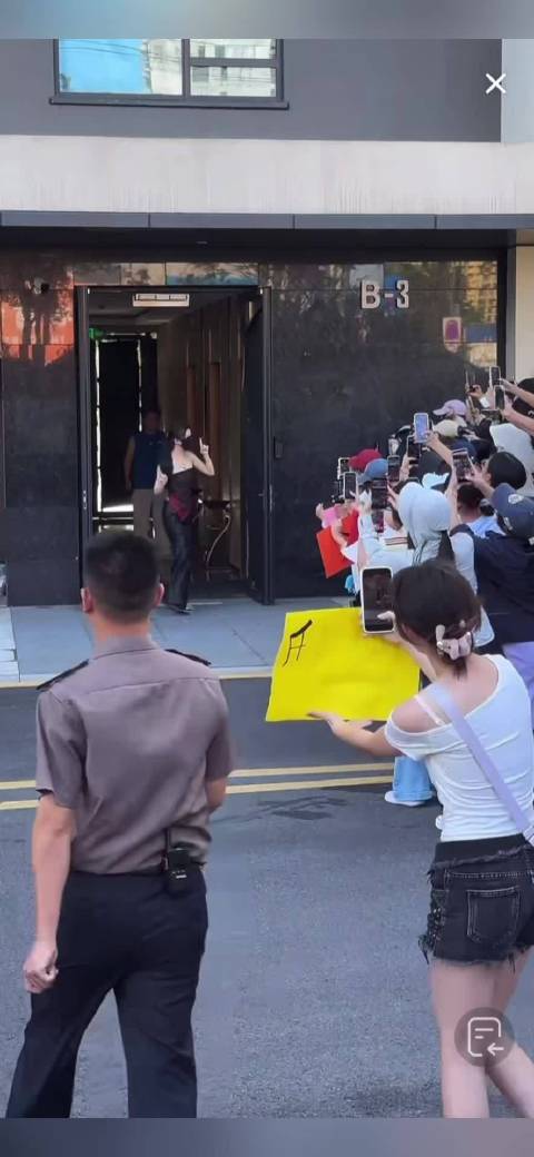 虞书欣今日穿搭这个抹胸方巾好好看