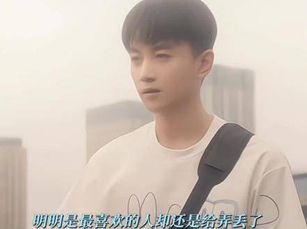 电视剧小日子中朱劲草与爱人悄然疏离，隔着屏幕的无力感