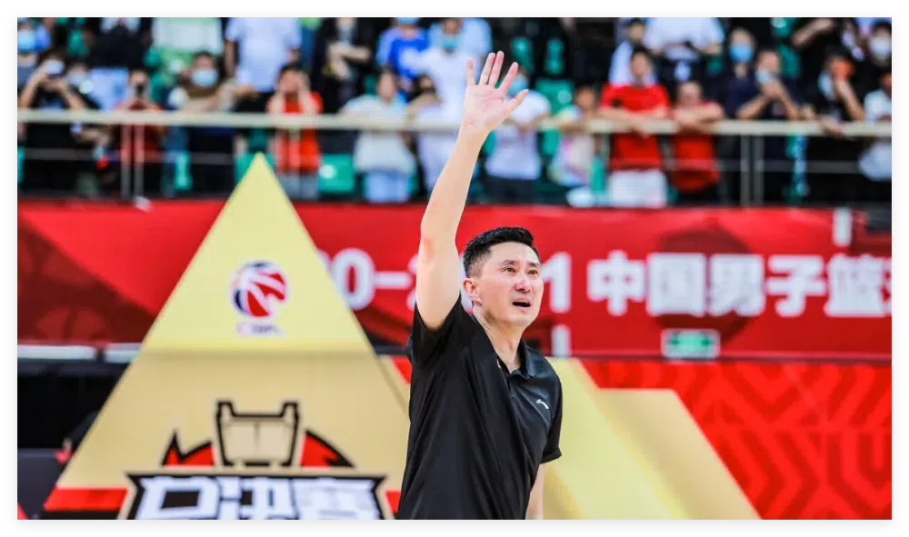 杜锋又遭群嘲！广东三外教亲自带队 球迷：主帅休赛期也要带训练吗