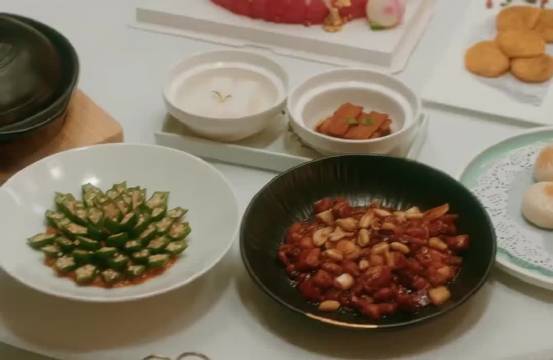 老太太一辈子锦衣玉食，破产了也要点16个菜