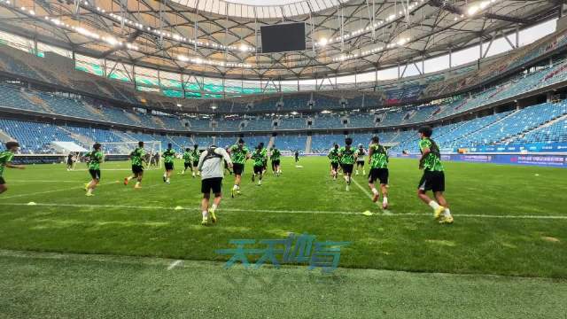 大连英博对阵北京国安，孔特斯帕缺阵，梭鱼湾场地绊脚