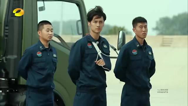 孙杨开战斗机太激动了！下机后兴奋得一把扛起杨幂，真把在场的人给惊呆了！