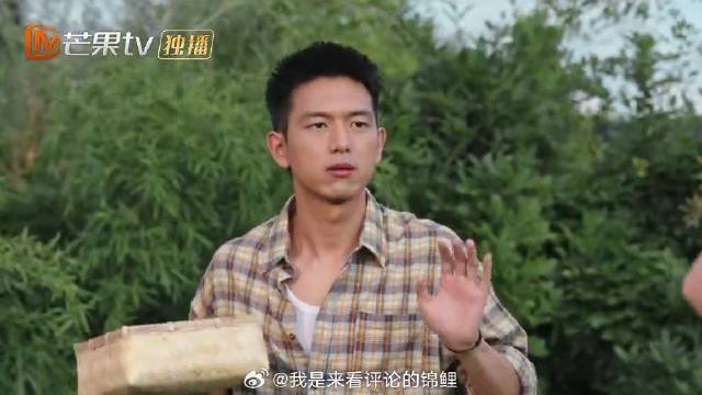 谢总红豆打闹一起玩水 红豆抱起西瓜谢总瞬间投降，场面好温馨