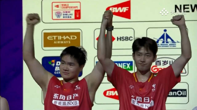 卧槽你知道王昶梁伟铿这个手牵了有多久吗！一起上领奖台555555恭喜你们！