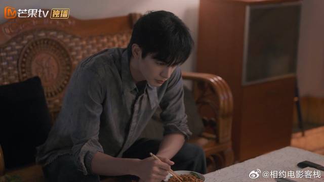 苗靖让陈异搬回家住，哪料陈异直接拒绝，他不想苗靖有危险
