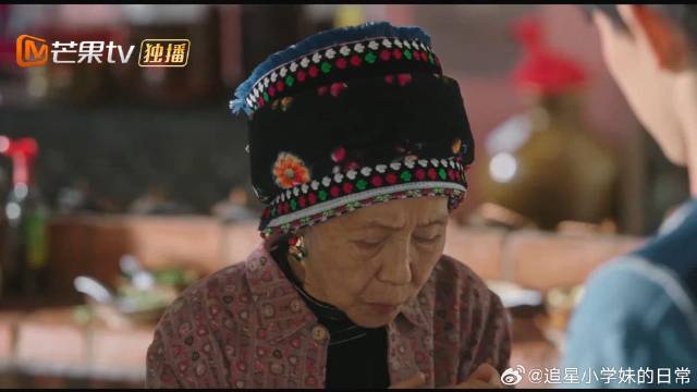 奶奶伸手抚摸，孙子却本能躲避，原来是被揍怕了