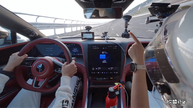 仰望U7高环挑战时速240km，CEO胡晓庆畅谈20分钟