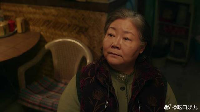 父亲教儿子捡瓶子，推测体育馆瓶子最多，前方高能