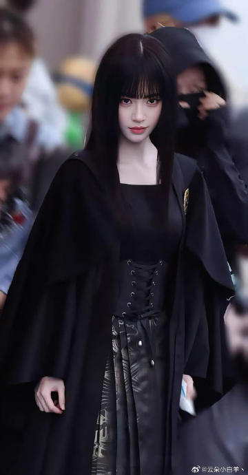鞠婧祎的暗黑千金风格与她以往造型有何不同? 鞠婧祎的暗黑千金风格与她以往造型有何不同?