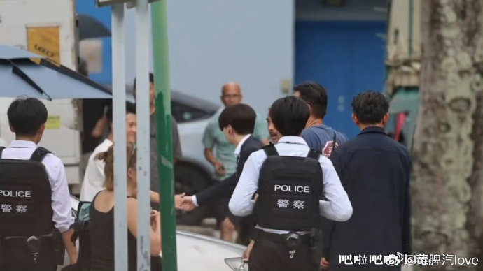 成毅压腿前与工作人员握手的完整视频哪里有? 成毅压腿前与工作人员握手的完整视频哪里有?