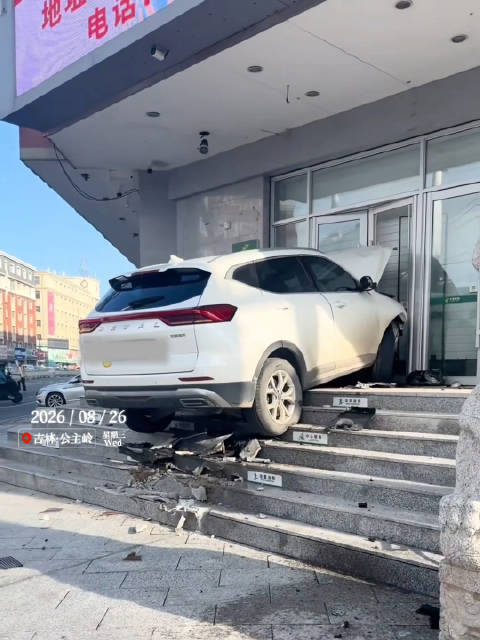 车辆转弯失控冲上台阶！