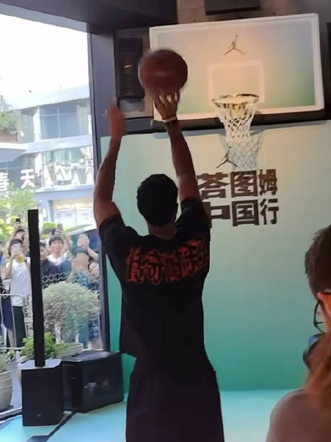 塔图姆中国行活动连续罚球不进，后面的哥们喊Let me try 有点嘲讽人了
