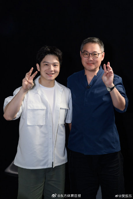 樊振东黎子安同框复刻三手比耶，跨界友谊双向奔赴