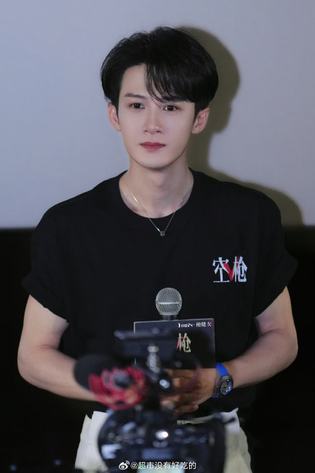 檀健次喊“不服周”,魔性方言燃爆武汉路演 檀健次喊“不服周”,魔性方言燃爆武汉路演