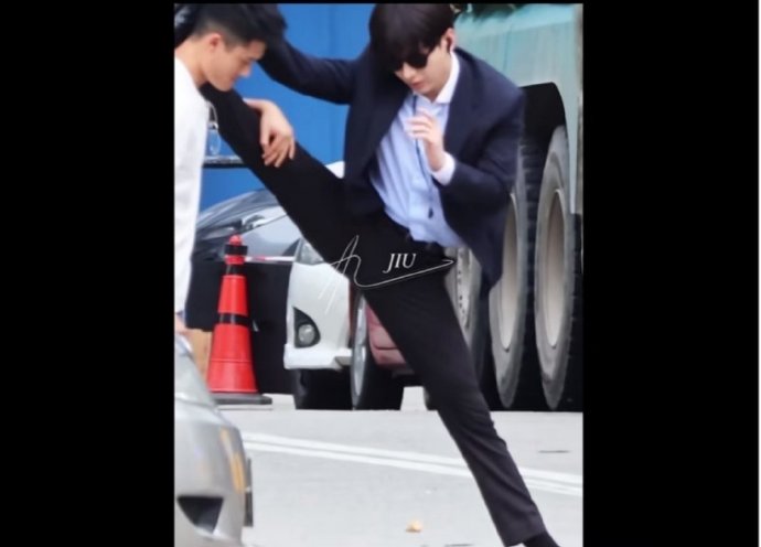 成毅片场压腿真相:专业热身而非“扶腰” 成毅片场压腿真相:专业热身而非“扶腰”