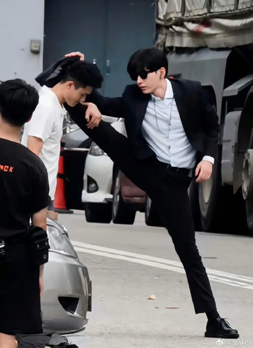 业内对演员用工作人员肩膀压腿的专业看法是什么? 业内对演员用工作人员肩膀压腿的专业看法是什么?