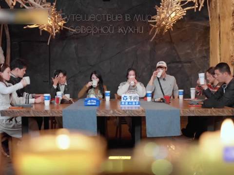 金莎孙丞潇不愧爱喝酒！点烟熏鸡尾酒燃炸全场，伊能静笑称笨女人