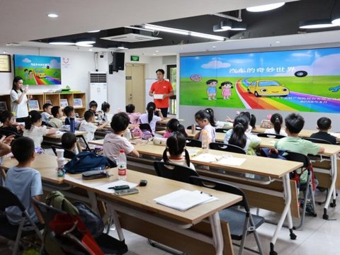 平安产险深圳分公司理赔员和暑托班孩子们的汽车科普课 平安产险深圳分公司理赔员和暑托班孩子们的汽车科普课