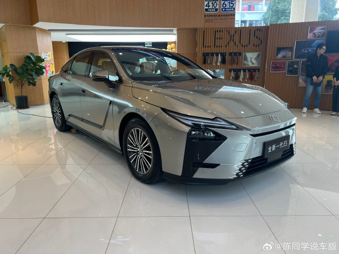 25-30万预算买轿车，雷克萨斯ES的混动系统省油效果明显吗？