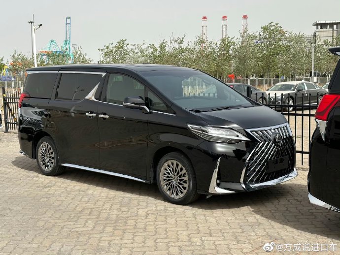 生成雷克萨斯LM350四驱V6对比分析PPT 生成雷克萨斯LM350四驱V6对比分析PPT