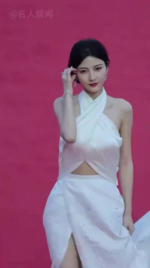 “被开叉裙硬控，杨幂如坐针毡，关晓彤紧紧捏住，佟丽娅一条腿支撑”