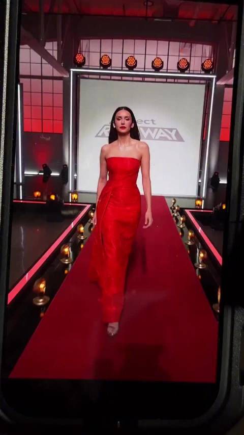 《吸血鬼日記》女主角 Nina Dobrev！美麗性感的紅裙女王！