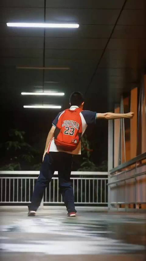 小朋友跳迈克尔杰克逊BAD，天赋异禀节奏感强