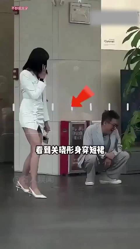“为何关晓彤总是被短裙硬控？看被限制行动力的秦岚，才知背后无奈…”