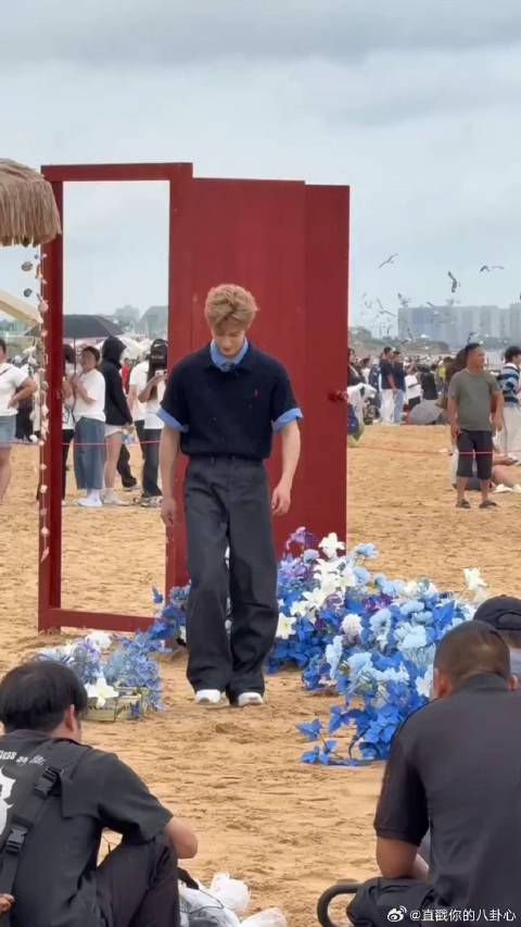 李昀锐韩国海滩游玩