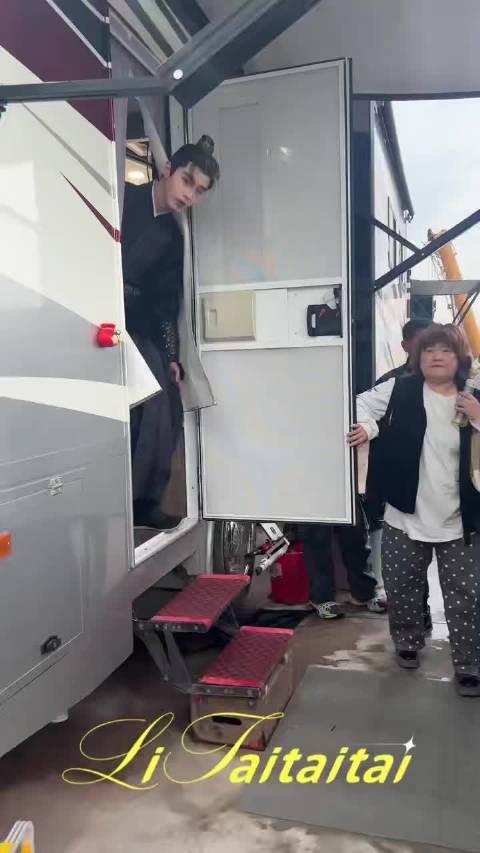 何与生日会韩国粉丝组团到场，中韩粉丝齐聚