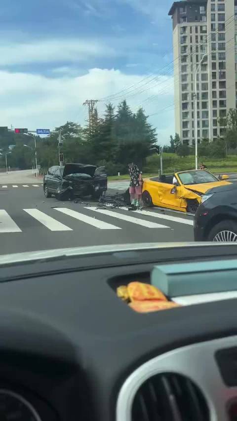 看这个事故现场，老司机分析一下如何划分责任？