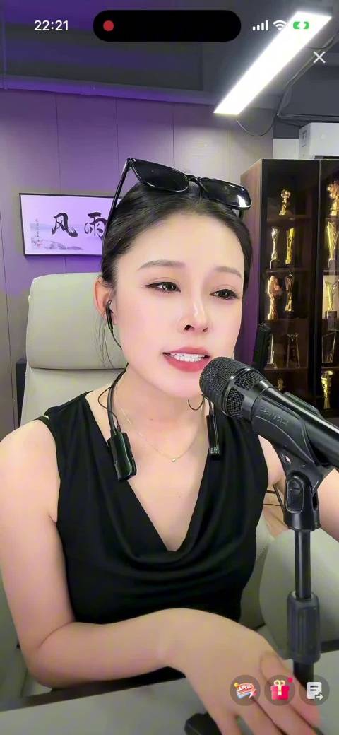 主播挑战唱臭宝神曲，唱到一半自己绷不住嫌弃表情太真实