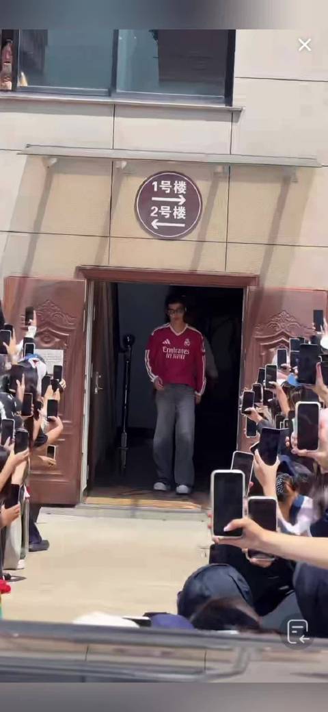 何与也太阳光了吧，运动服➕古装造型搭配的好帅