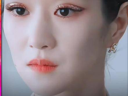 男主目光灼灼，几乎要黏在女主身上，她却只顾埋头嗑糖，笑得前仰后合