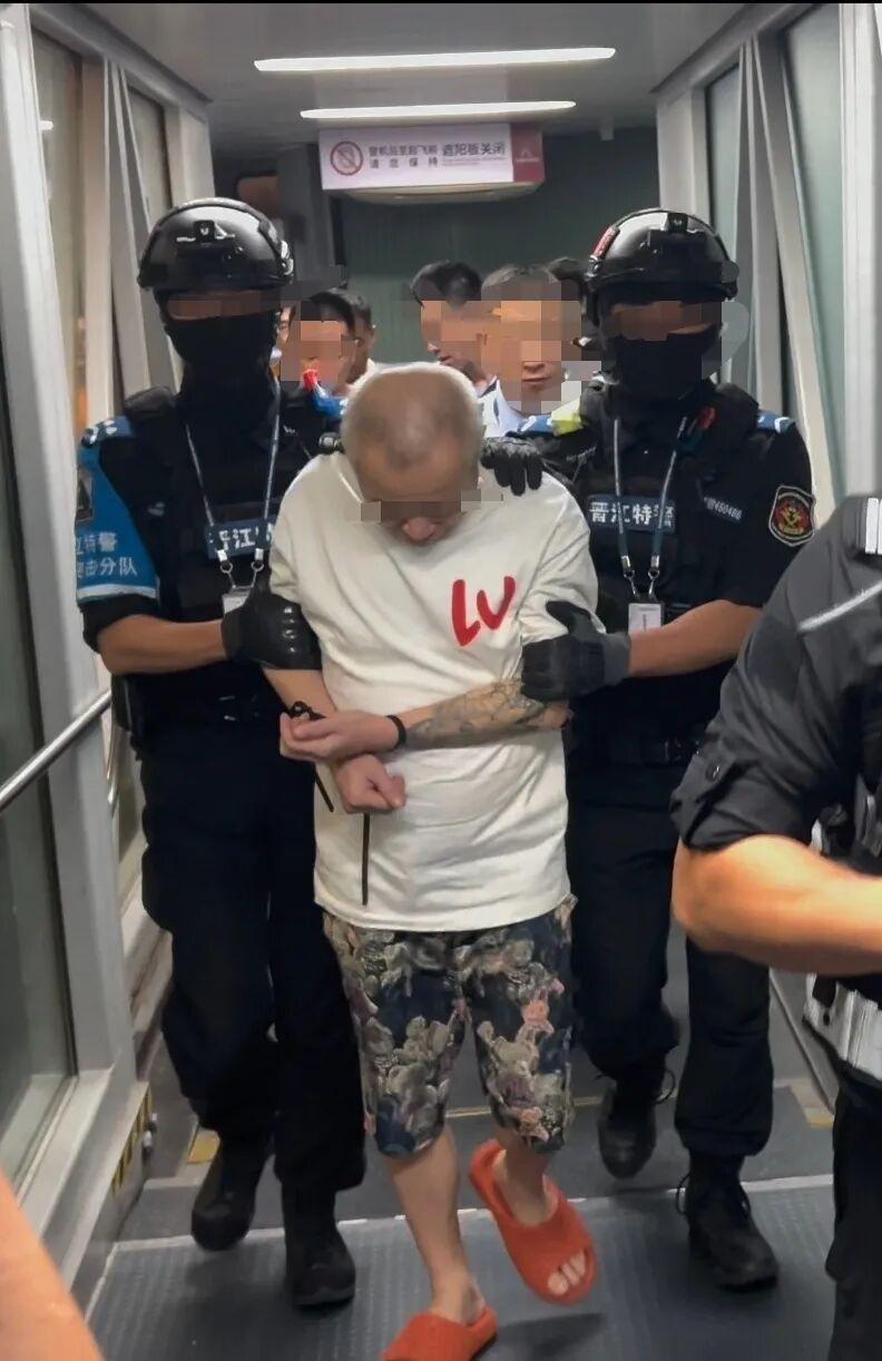 长期潜逃在菲律宾黑恶势力头目邱某某被成功遣返回国 长期潜逃在菲律宾黑恶势力头目邱某某被成功遣返回国
