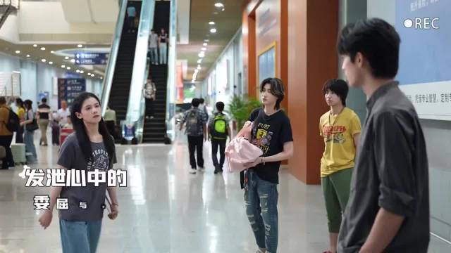 感觉没舍得使劲打哈哈哈，更像是非常用力的摸了一把 宋威龙 张婧仪