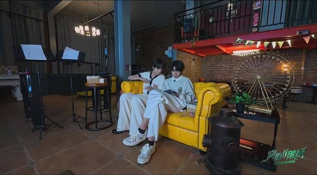 肘纳森沉默回应提问，小杰及时挡柜门，铭铭通话余韵未消